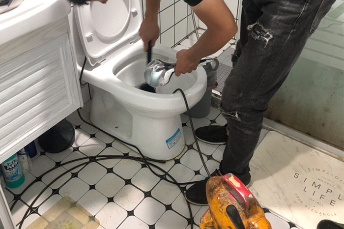 萨嘎疏通下水道