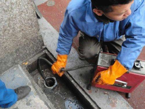 萨嘎疏通下水道