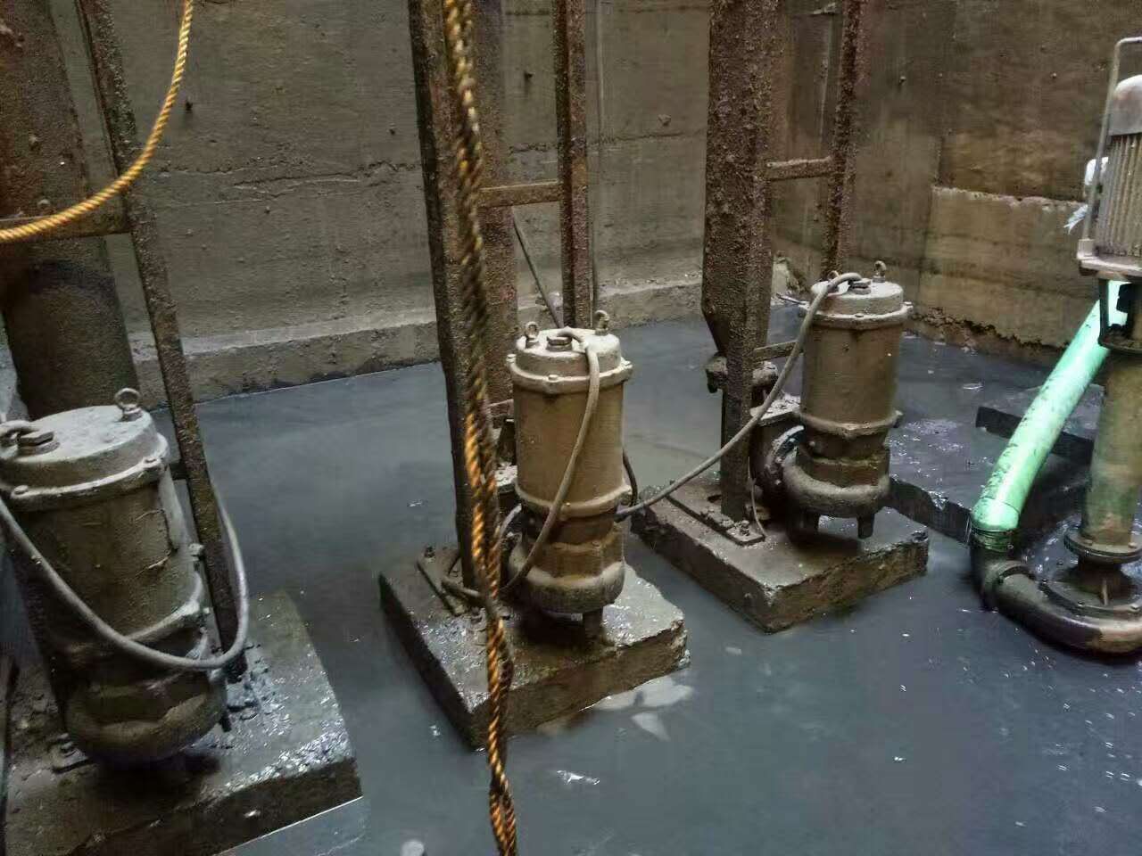 萨嘎污水池清理