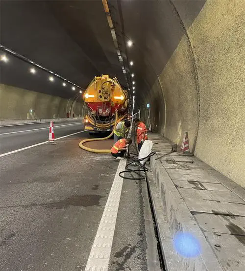 萨嘎隧道排水渠清淤